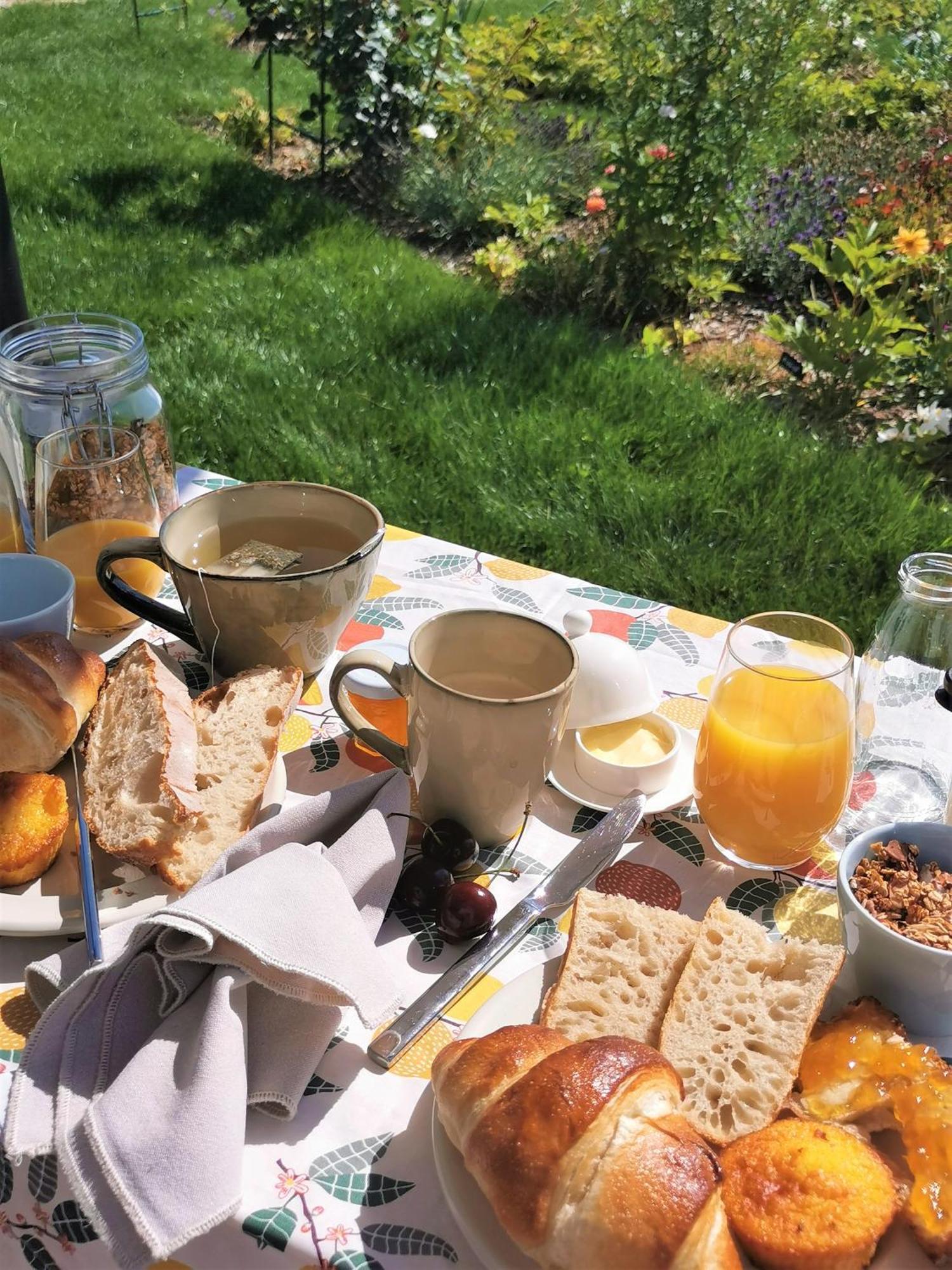 Au Jardin Des Deux Roches Bed and Breakfast Prissé Exteriör bild