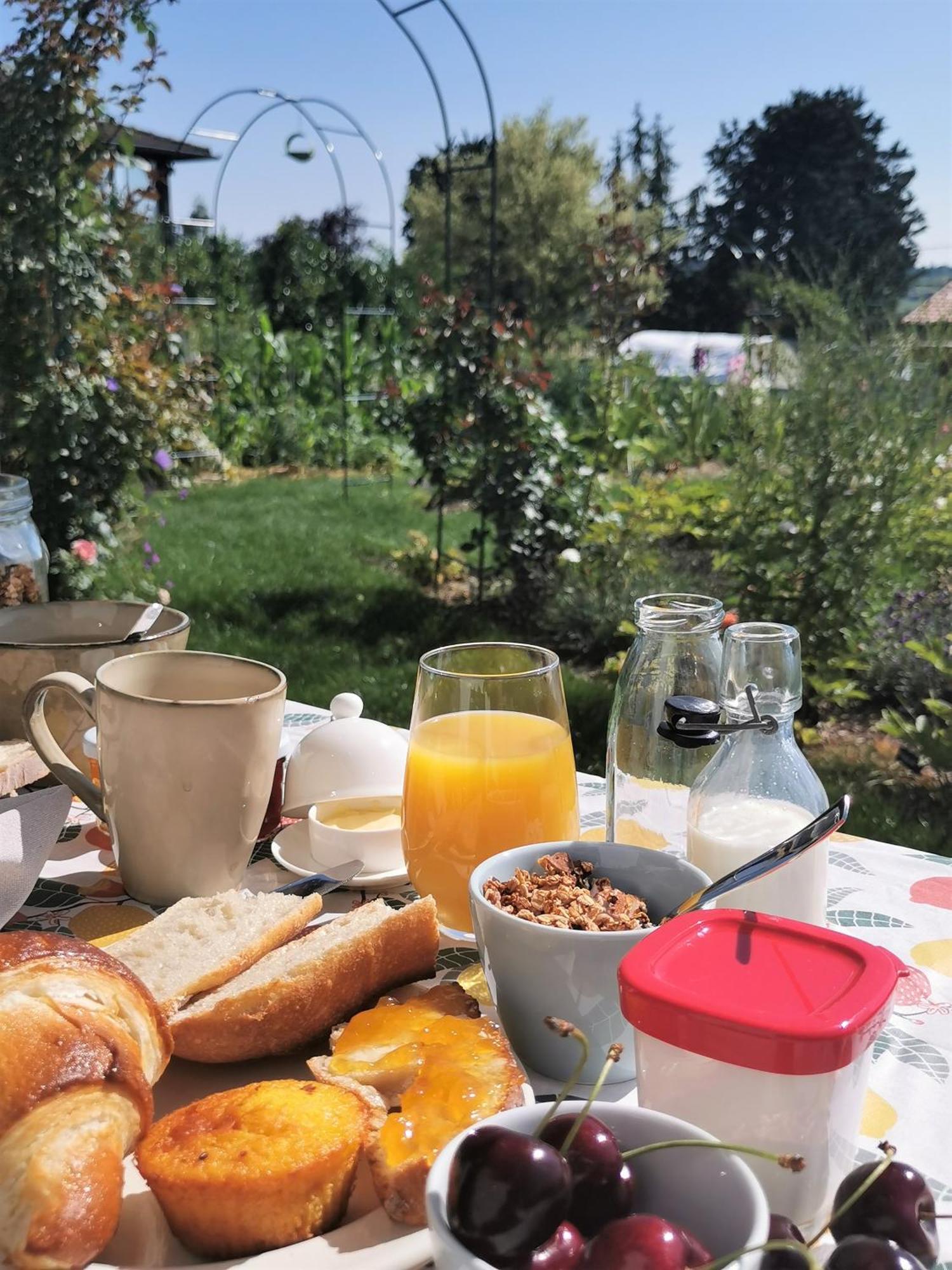 Au Jardin Des Deux Roches Bed and Breakfast Prissé Exteriör bild