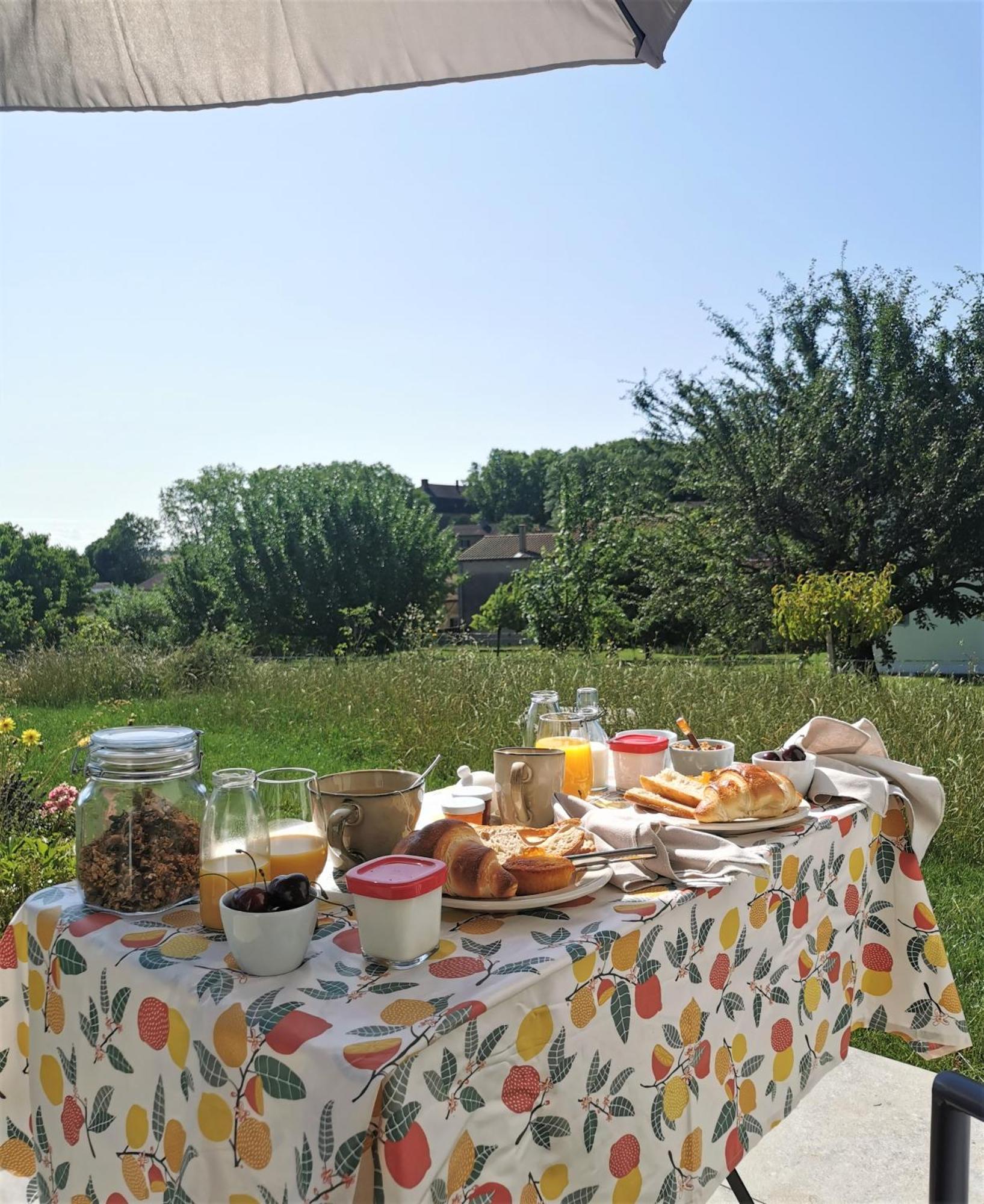 Au Jardin Des Deux Roches Bed and Breakfast Prissé Exteriör bild