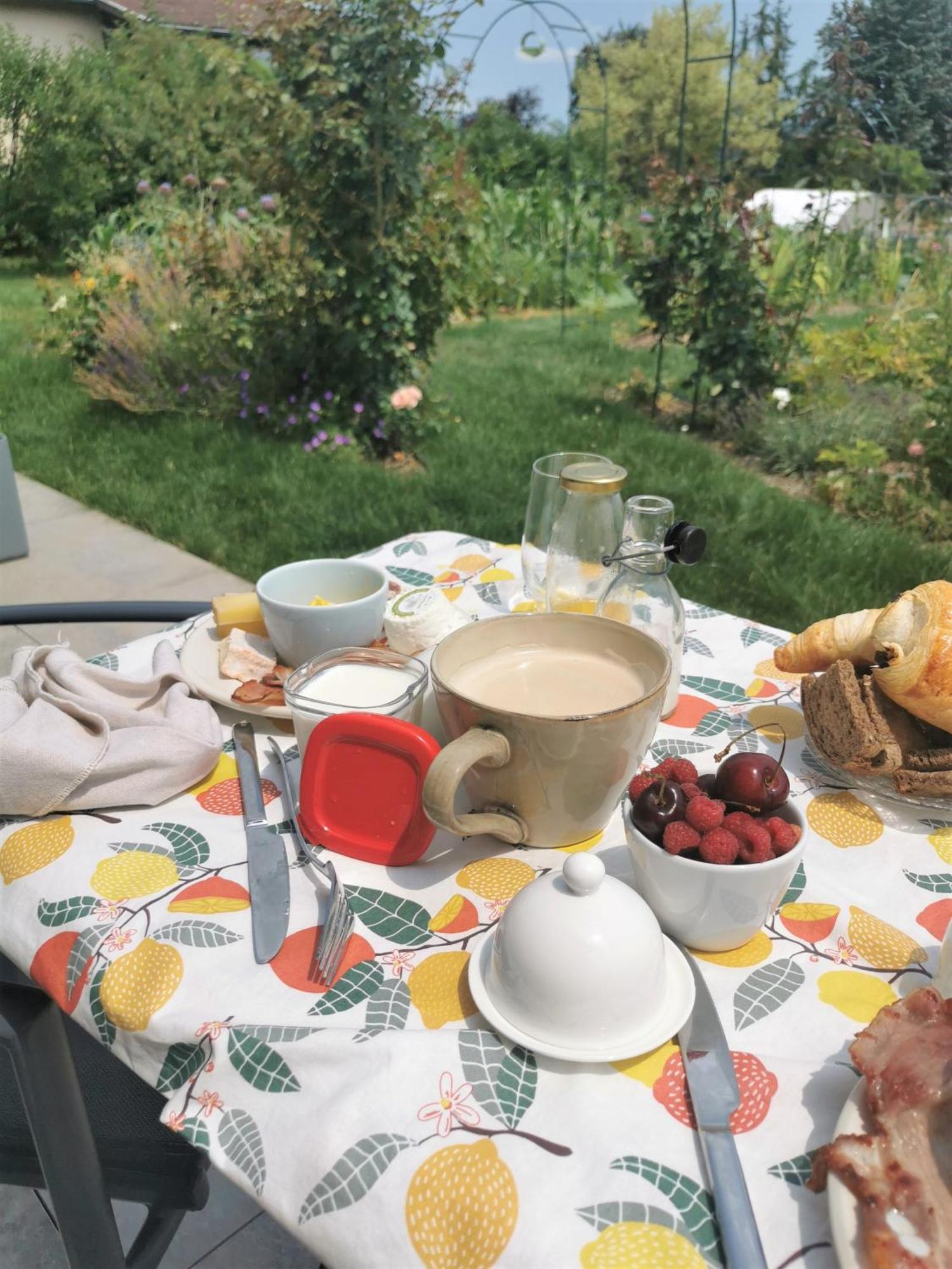 Au Jardin Des Deux Roches Bed and Breakfast Prissé Exteriör bild